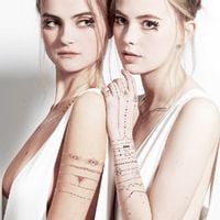 Uniklany tatuaż złoty wiek damski rękę Paperself