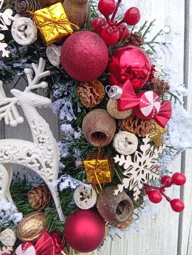 Wianek świąteczny z reniferem 38 cm – czerwono-złoty, bogata dekoracja na Arena.pl