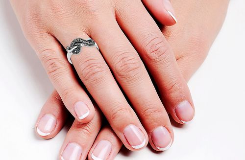 pierścionek srebrny klucz wiolinowy z markazytami na Arena.pl