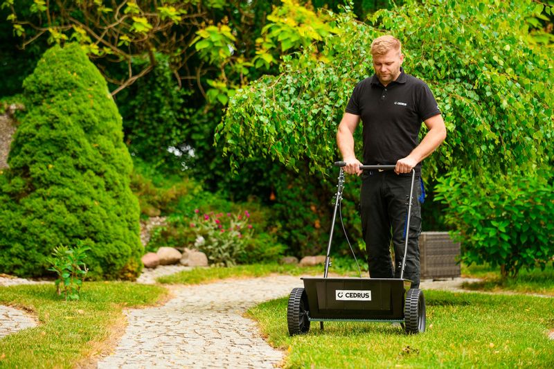 CEDRUS SP31516 SIEWNIK ROZSIEWACZ OGRODOWY DO NASION NAWOZÓW NAWOZU SOLI PIASKU 27kg / 60cm zdjęcie 7