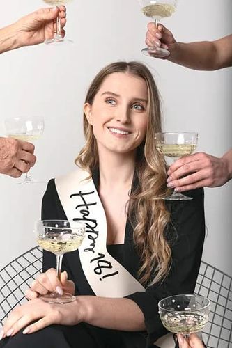 Szarfa urodzinowa kremowa Happy 18! na Arena.pl