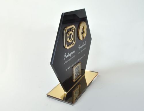 Czarna statuetka z plexi z nadrukiem UV i złotymi elementami na Arena.pl