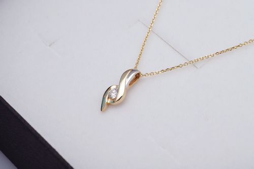 wisiorek przeplatany z żółtego złota z diamentem na Arena.pl