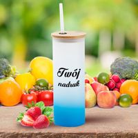 Wysoka szklanka z błękitnym dnem, bambusową pokrywką i słomką z Twoim nadrukiem