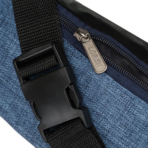 niebieska saszetka zawieszona na regulowanym pasku, zapinana suwakiem na Arena.pl