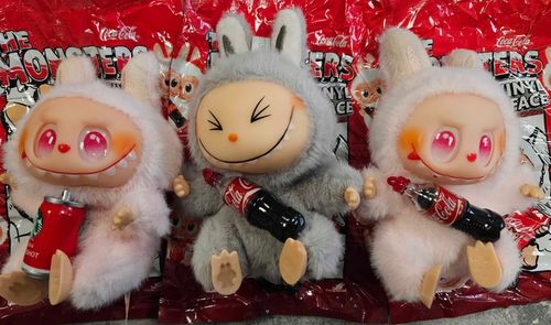 LABUBU COCA-COLA THE MONSTER BRELOK MASKOTKA PLUSZOWA KOLEKCJONERSKA na Arena.pl