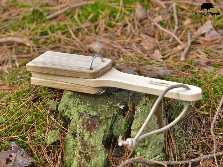 Klasyczna drewniana kołatka klepaczka dla naganiaczy na polowanie zdjęcie 10