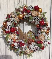 Wianek bożonarodzeniowy 42 cm z domkiem i złotymi akcentami