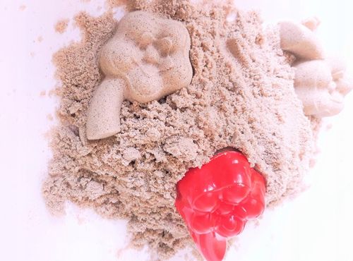 PIASEK DO PIASKOWNICY SUPER JASNY CZYSTY Z ATESTEM + ZABAWKA DO PIASKU na Arena.pl