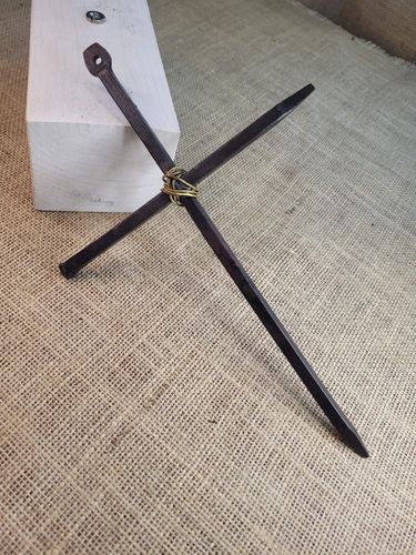 Stalowy kuty krzyż rustykalny z węzłem mosiężnym 30 cm na Arena.pl