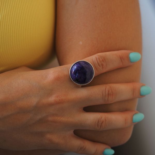 Pierścionek regulowany z okrągłym Czaroitem w srebrze młotkowanym 2 zdjęcie 2