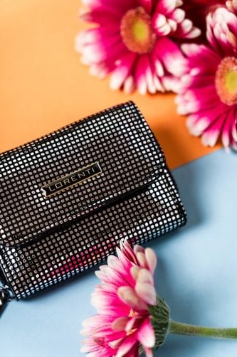 mały, kompaktowy portfel damski z błyszczącej skóry naturalnej - lorenti na Arena.pl