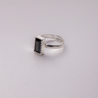 pierścionek z czarną cyrkonią posrebrzany luminoir (r25/vic/01ag)