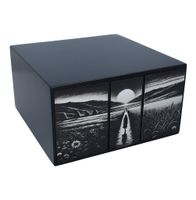 Czarna drewniana urna Grawerowany tryptyk