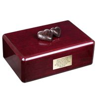 Drewniana urna kremacyjna z ozdobnymi sercami / Plakietka