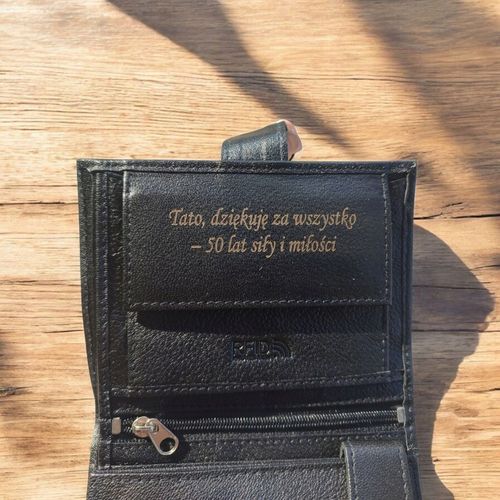 PREZENT NA DZIEŃ CHŁOPAKA TATY SKÓRZANY PORTFEL Z GRAWEREM MĘSKI DLA NIEGO na Arena.pl