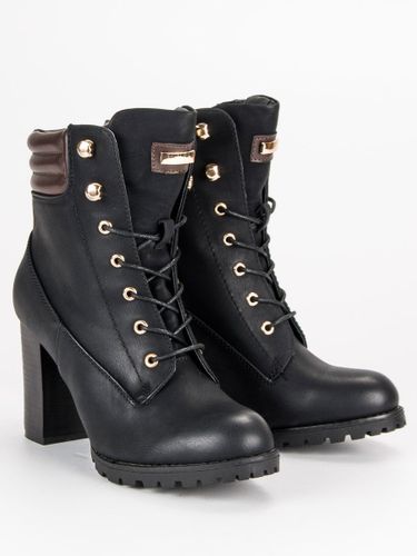 WIĄZANE BOTKI NA OBCASIE na Arena.pl