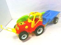 Traktor z przyczepą + łopatka i grabki 398