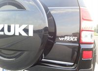 SUZUKI Grand Vitara II 3D - LISTWY CHROM na KLAPE