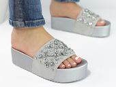 Srebrne klapki na platformie gumowe z kamykami 41