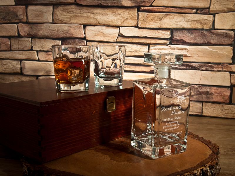 KARAFKA z 2 szklankami w etui ROCZNICA ŚLUBU prezent 20 25 30 35 40 50 60 zdjęcie 3