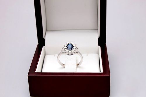 pierścionek z szafirem i brylantami w stylu księżnej kate na Arena.pl