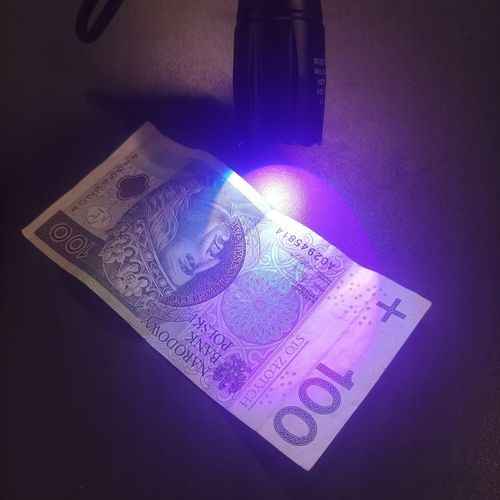 Latarka Taktyczna Wojskowa Mocna Szperacz CREE XPE LED ZOOM z UV Aku + Etui na Arena.pl