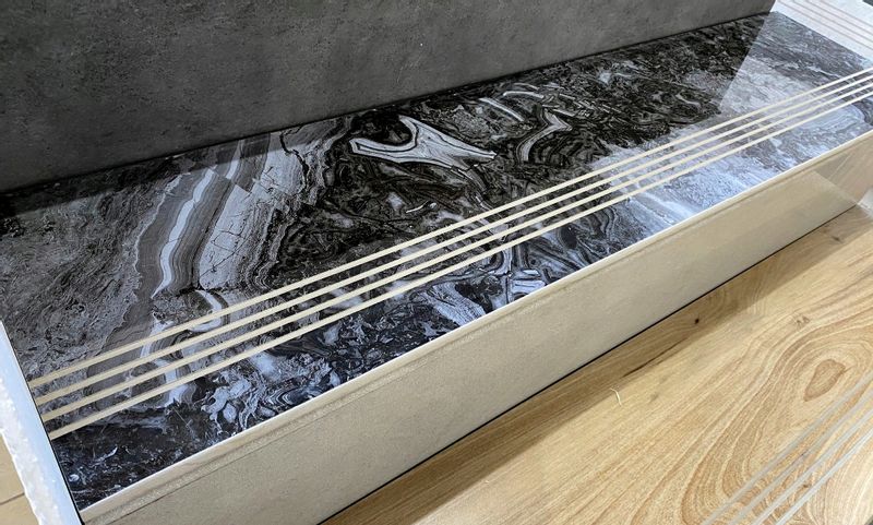 Schody z kamienia gres GRAFIT WYSOKI POŁYSK 100x30 zdjęcie 1