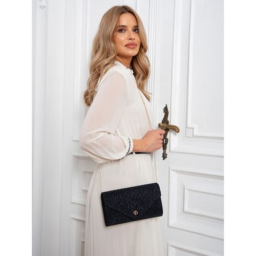 brokatowa kopertówka damska w granatowym kolorze zawieszona na łańcuszku na Arena.pl