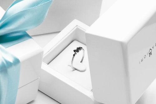 cudowny delikatny pierścionek z czarnymi diamentami w białym złocie na Arena.pl
