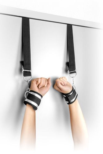 door hanging handcuffs na Arena.pl