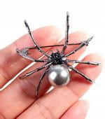 Damska Broszka Pająk Srebrna Czarna Wdowa Z Perłą
