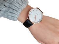 Modny damski zegarek czarny, skórzany pasek złota koperta, tarcza biała