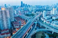 FOTOTAPETA WIDOK OŚWIETLONA ULICA ROZJAZD BUDYNKI