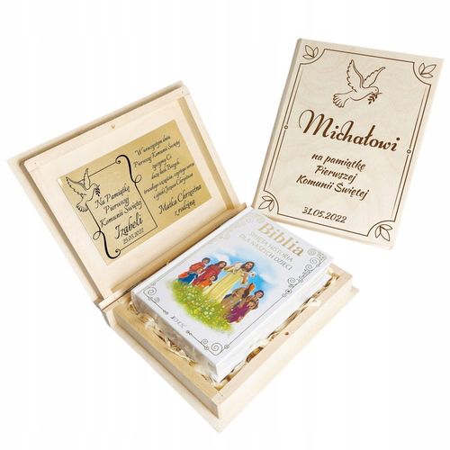 Biblia w drewnianym pudełku z grawerem prezent pamiątka na komunię na Arena.pl