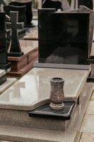 Nowoczesny Wazon Okrągły Nagrobny Granitowy (Paradiso) 28cm