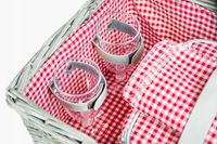 KOSZ PIKNIKOWY DUŻY Z ZESTAWEM SZTUĆCÓW TALERZY BIAŁA WIKLINA DLA 4 OSÓB