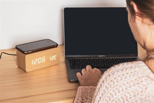 Zegar z ładowarką indukcyjną na Arena.pl