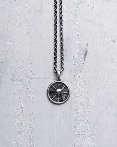 Srebrny wisiorek VEGVISIR WITH SKULL na Arena.pl
