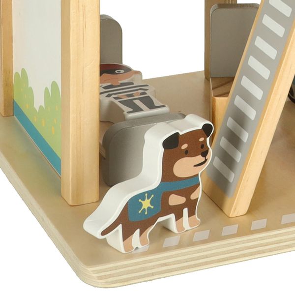 Komisariat policji drewniany tor + radiowóz helikopter parking zdjęcie 5