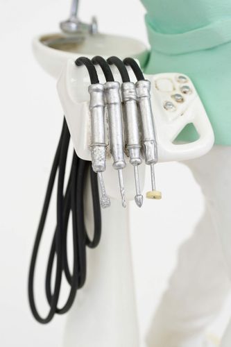 DUŻA FIGURKA DENTYSTA - Guilermo Forchino (FO85515) na Arena.pl