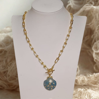 naszyjnik z błękitną muszlą z perełkami i kryształkami z kolekcji