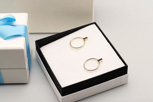 złote kolczyki koła z czarnymi cyrkoniami 333 na Arena.pl