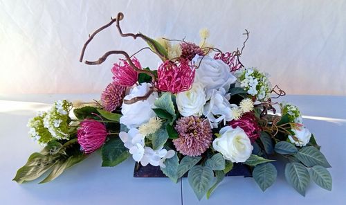 Komplet kompozycji nagrobnych z białymi różami i bordowymi chryzantemami na Arena.pl