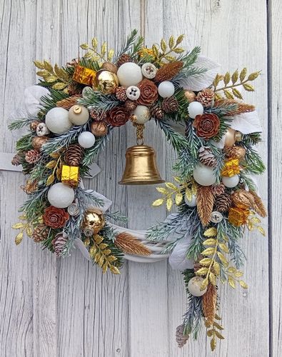 Elegancki wianek świąteczny 45 cm ze złotym dzwonkiem i ozdobami na Arena.pl