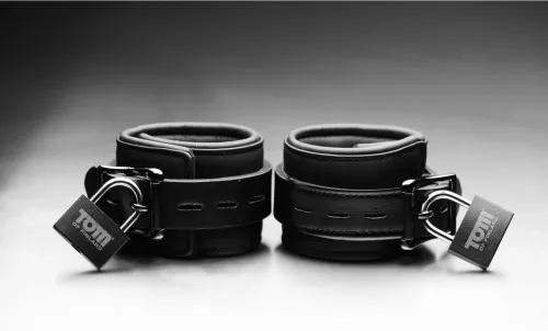 xr brands neoprenowe kajdanki na nadgarstki regulowane czarne na Arena.pl