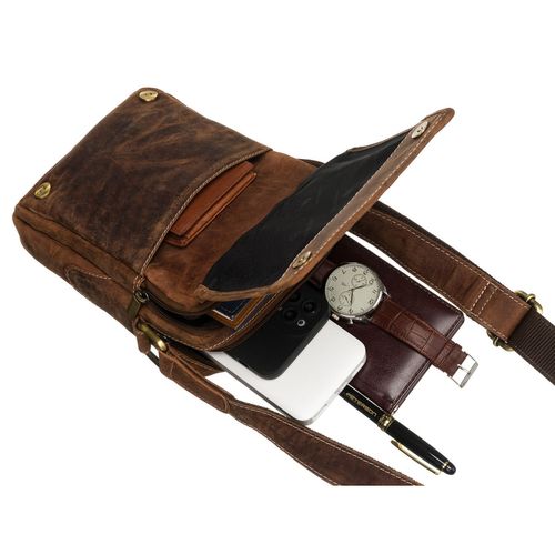 skórzana listonoszka męska w brązowym kolorze zawieszona na regulowanym na Arena.pl