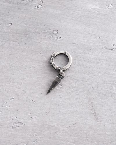 Srebrny kolczyk AKRA na Arena.pl