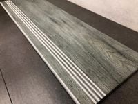 Szare drewnopodobne płytki na schody 100x300 rowki