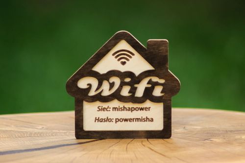 Tabliczka wisząca "domek" z hasłem wifi na Arena.pl